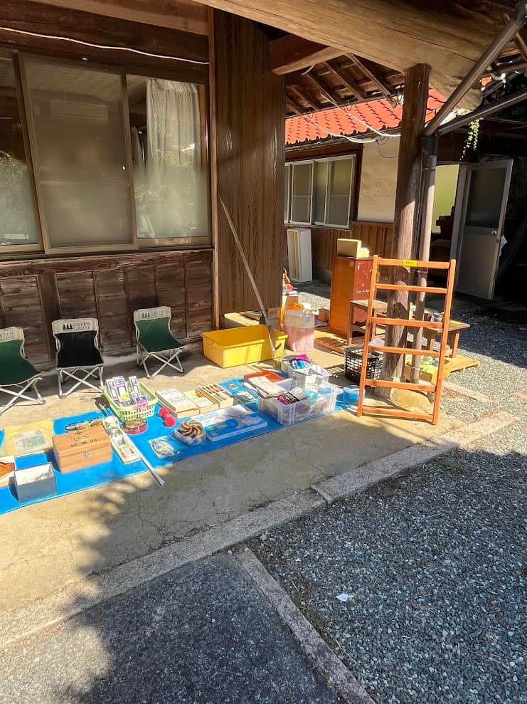かんぬしの宿の軒下で行うガレージセール。雑貨や古道具などが並べられている様子。