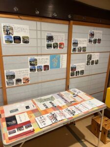 かんぬしの宿の室内に展示された、古民家再生や神社めぐりなど主催者の活動紹介パネル。