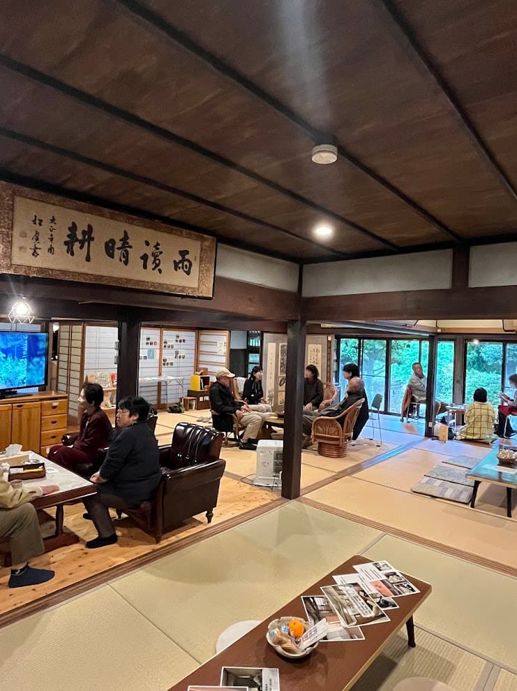 かんぬしの宿の室内。広い和室で来場者がゆっくり過ごしている様子。