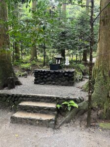 霧島神宮の森の中にある小さな祠