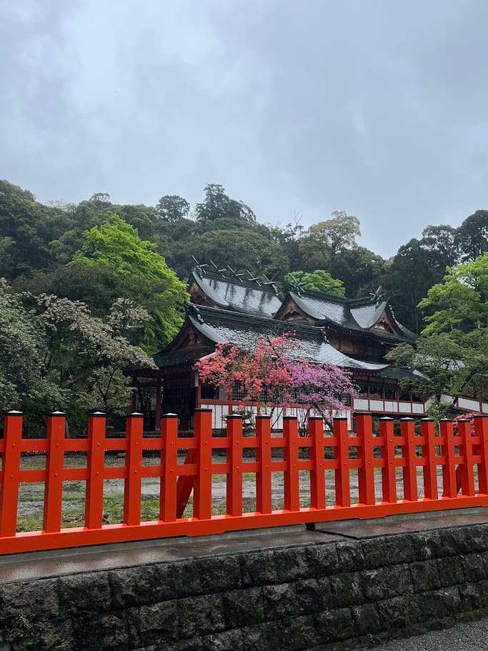 霧島神宮の社殿と朱色の玉垣