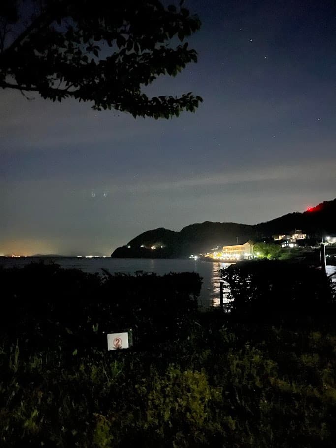 長崎の温泉近くから見た夜の海と灯り