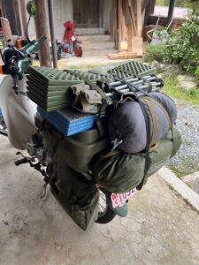 九州一周ツーリングに向けて、キャンプ道具を積み込んだスーパーカブ