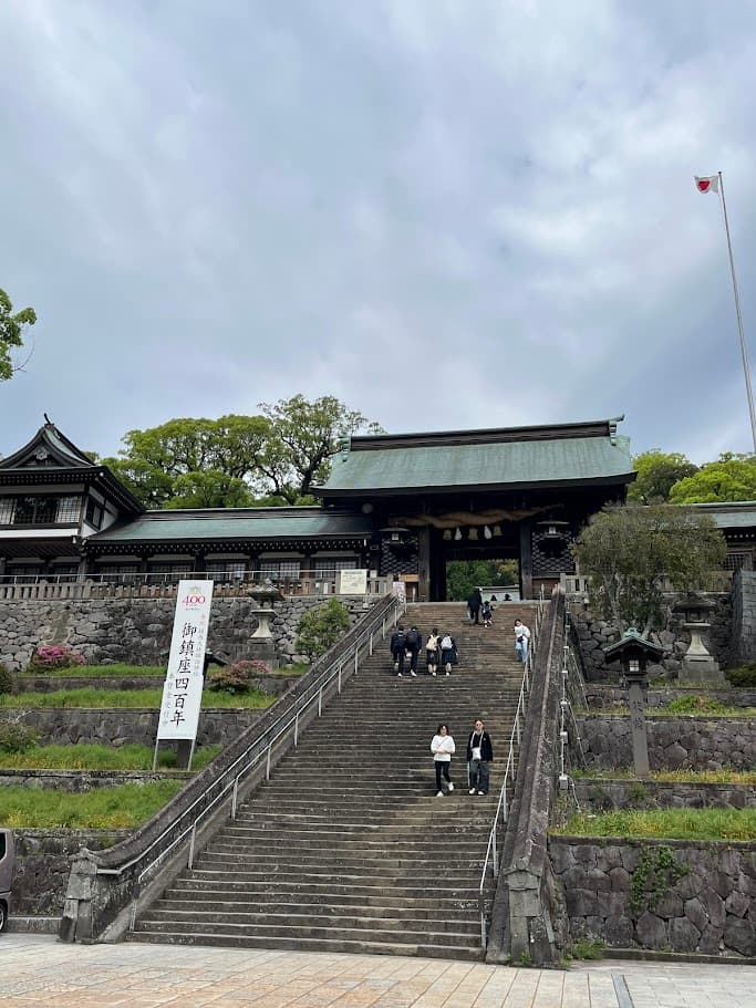 諏訪神社の長い石段と境内へ続く門