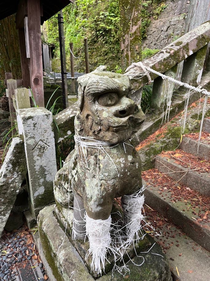 諏訪神社の境内にある古い狛犬