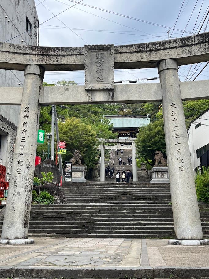 長崎市の諏訪神社の鳥居と石段の参道