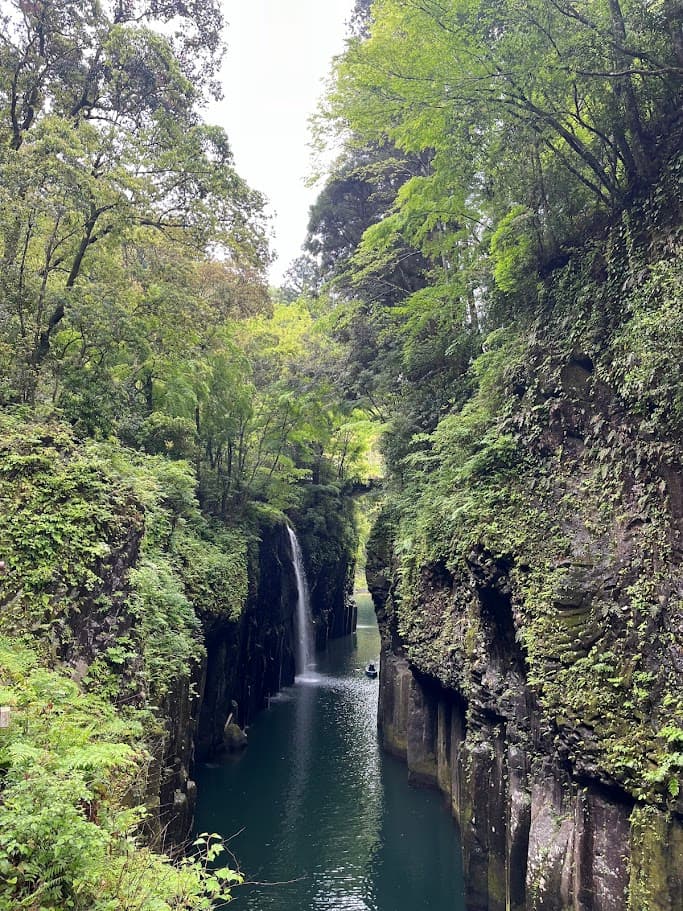 高千穂峡の真名井の滝と深い緑に囲まれた渓谷