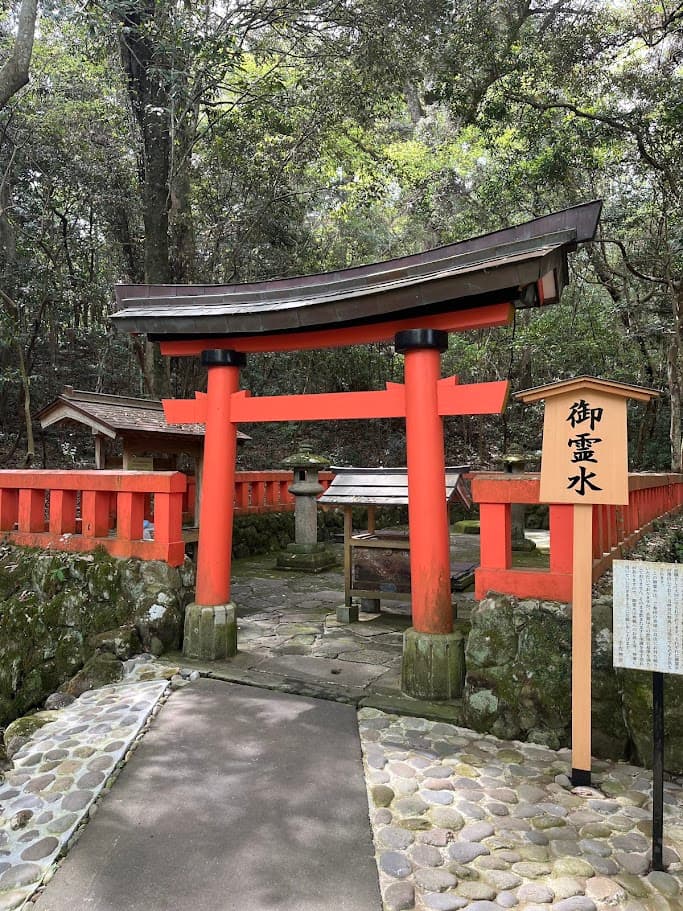 宇佐神宮の御霊水と朱色の鳥居