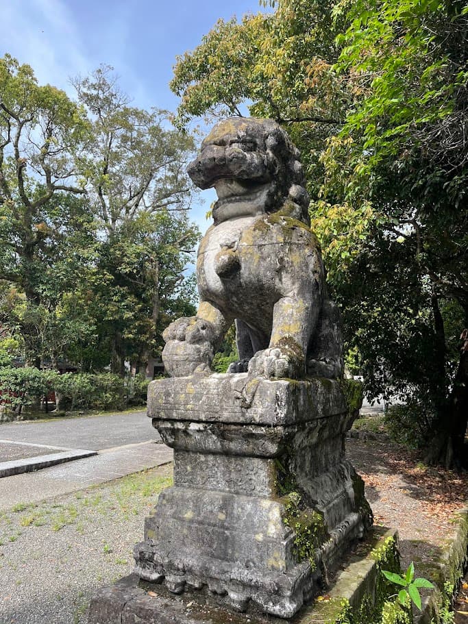 宇佐神宮の境内にある大きな狛犬