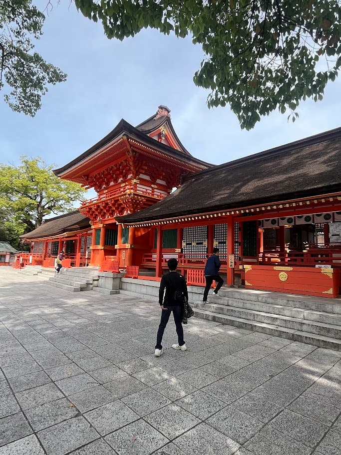 宇佐神宮の朱色の上宮と参拝者