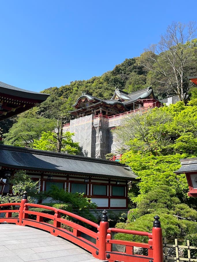 祐徳稲荷神社の赤い橋と山の斜面に建つ社殿