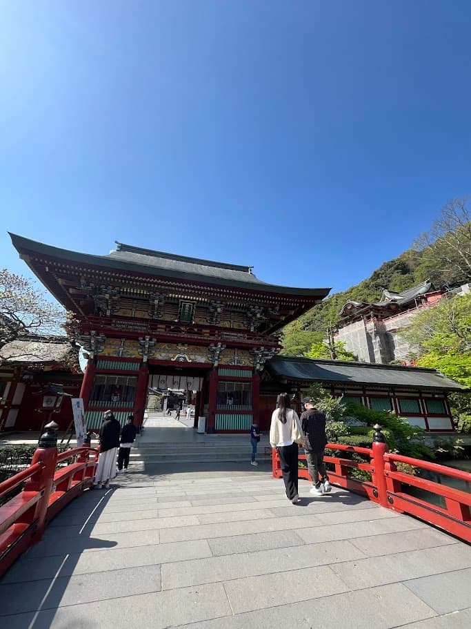 祐徳稲荷神社の楼門と赤い橋を渡る参拝者