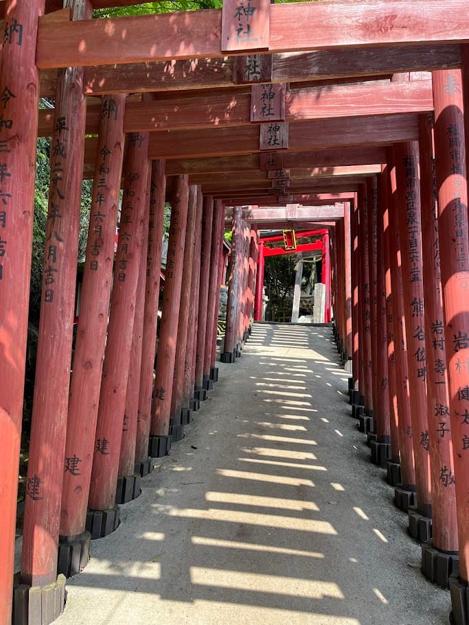 祐徳稲荷神社の赤い鳥居が並ぶ参道