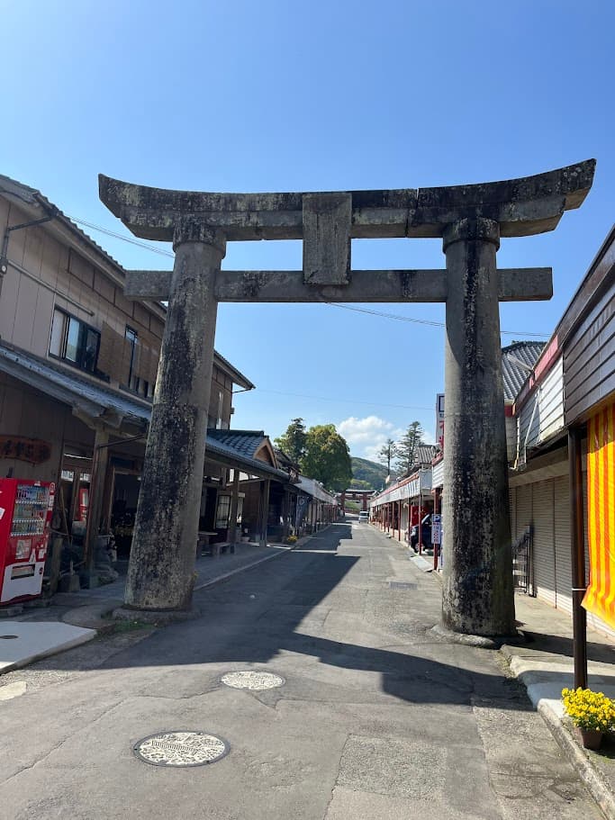祐徳稲荷神社の参道に立つ大きな石の鳥居