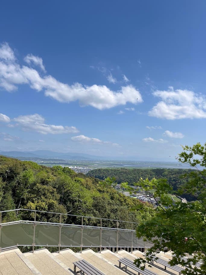 祐徳稲荷神社の高台から見える佐賀の町並みと青空